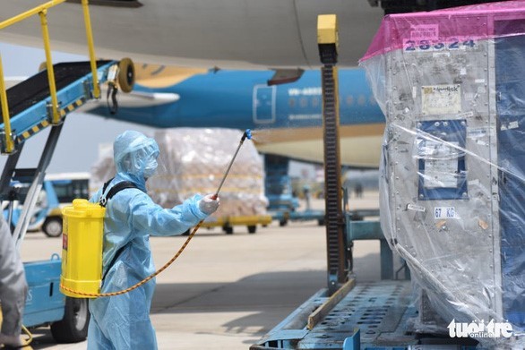 วัคซีนป้องกันโรคโควิด-19 มาถึงสนามบินนานาชาติเตินเซินเญิต - ảnh 1
