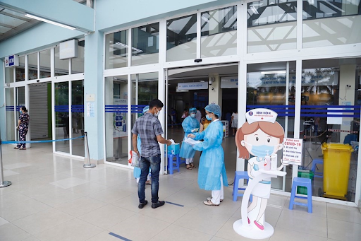 เพิ่มความเข้มงวดในการตรวจคนเข้าเมืองเพื่อป้องกันการแพร่ระบาดของโรคโควิด-19 - ảnh 1