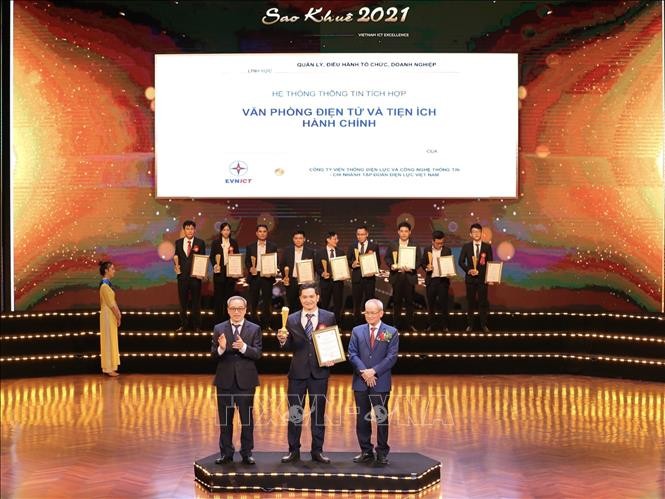 พิธีมอบรางวัล Sao Khuê 2021 - ảnh 1