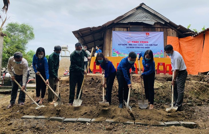 กิจกรรมต่างๆเพื่อแสดงความสำนึกในบุญคุณในโอกาสรำลึกวันทหารทุพพลภาพและพลีชีพเพื่อชาติ - ảnh 1