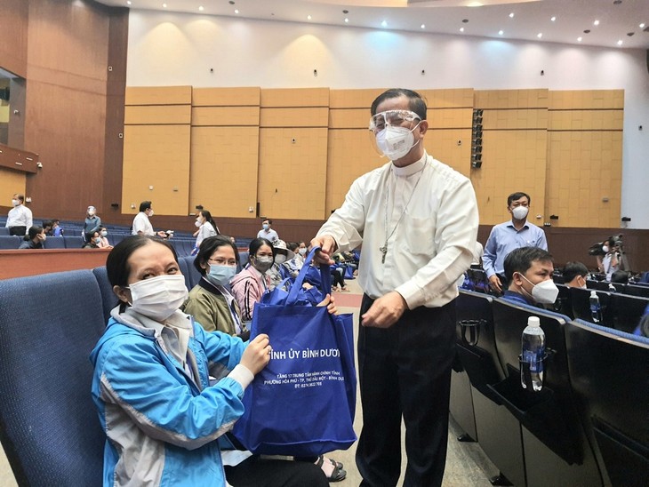 พระสงฆ์และบาทหลวงในจังหวัดบิ่งเยืองเข้าร่วมกิจกรรมป้องกันและควบคุมการระบาดของโรคโควิด-19 - ảnh 1