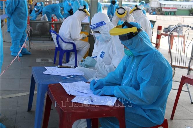 วันที่ 25 สิงหาคม เวียดนามพบผู้ติดเชื้อโรคโควิด-19รายใหม่เพิ่มอีก 12,096  ราย ส่วนโลกพบผู้ติดเชื้อกว่า 590,000 ราย - ảnh 1