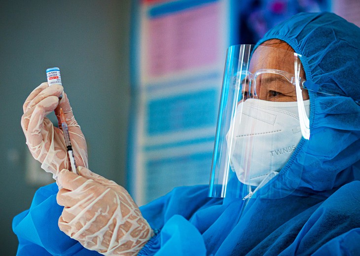 ผู้ติดเชื้อโควิด-19 รายใหม่ในเวียดนามมีแนวโน้มลดลงอย่างต่อเนื่อง - ảnh 1