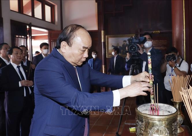 ประธานประเทศ เหงียนซวนฟุก ไปจุดธูป ณ อนุสรณ์สถานนายกรัฐมนตรี ฝ่ามวันด่ง ในจังหวัดกว๋างหงาย - ảnh 1