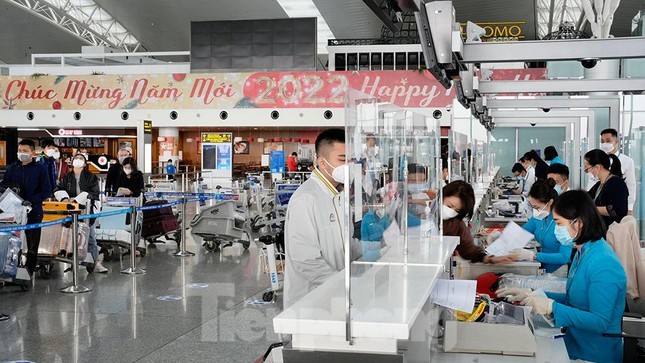 มีผู้โดยสารระหว่างประเทศเข้าและออกจากเวียดนามประมาณ 153,000 คนตั้งแต่เดือนมกราคมปี 2022 - ảnh 1