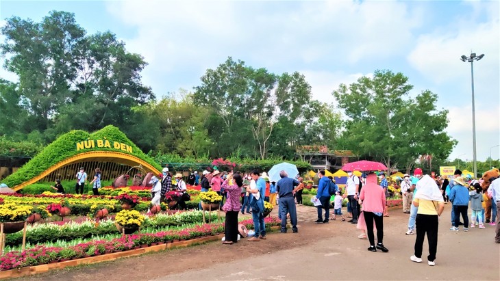 สถานประกอบการด้านการท่องเที่ยวปรับตัวเข้ากับรูปแบบการท่องเที่ยวด้วยตัวเอง - ảnh 1