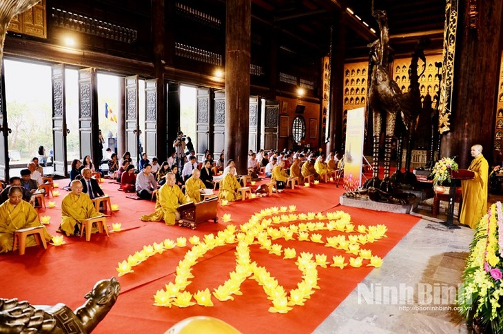 พิธีขอพรให้ประเทศสงบสุข เจริญรุ่งเรือง ประชาชนอยู่ดีกินดี โลกมีสันติภาพในจังหวัดนิงบิ่งห์ - ảnh 1