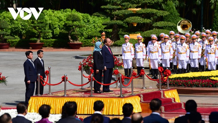 ประธานาธิบดีสิงคโปร์ ฮาลิมาห์ ยาคอบ เริ่มการเยือนเวียดนามอย่างเป็นทางการ - ảnh 2