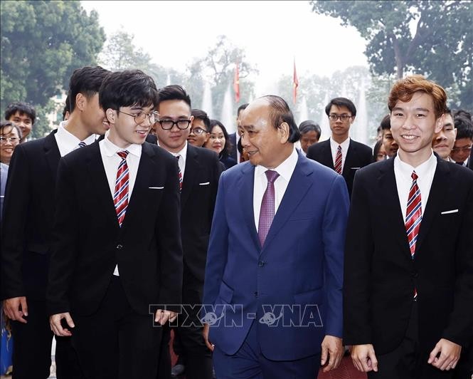 เดินหน้าปรับปรุงกลไก นโยบายให้มีความสมบูรณ์ และมีปฏิบัติการเพื่อค้นหา ฝึกอบรมและส่งเสริมผู้ที่มีความสามารถ - ảnh 1