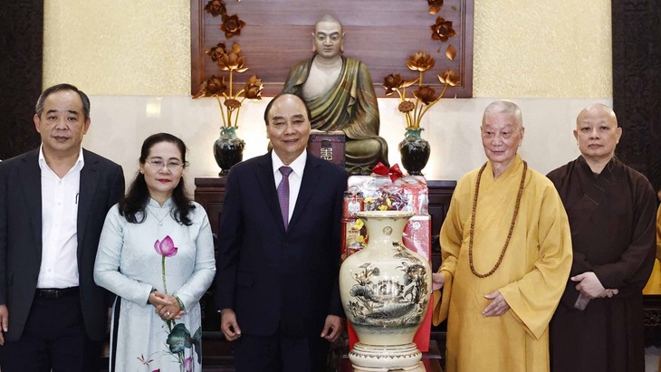 พรรคและรัฐให้ความเคารพและค้ำประกันสิทธิเสรีภาพด้านความเชื่อและความเลื่อมใสทางศาสนาของประชาชน - ảnh 1