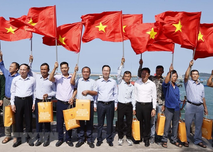 ประธานประเทศ หวอวันเถือง เยี่ยมเยือนเจ้าหน้าที่ทหารและประชาชนบนอำเภอเกาะโกโต - ảnh 1