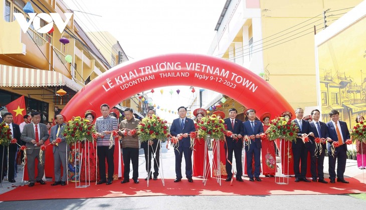 ประธานสภาแห่งชาติ เวืองดิ่งเหวะ เข้าร่วมพิธีเปิดถนนเวียดนามในจังหวัดอุดรธานี - ảnh 1