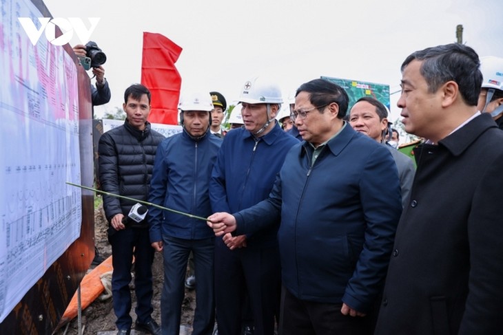 นายกรัฐมนตรี ฝ่ามมิงชิ้ง ตรวจความคืบหน้าของโครงการไฟฟ้าสาย 500 kV - ảnh 1