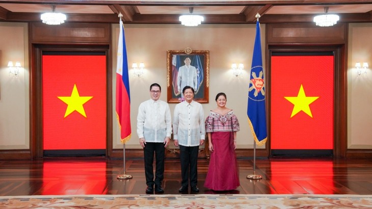 ประธานาธิบดีฟิลิปปินส์เยือนเวียดนาม: นิมิตหมายใหม่ในความสัมพันธ์หุ้นส่วนยุทธศาสตร์ - ảnh 1