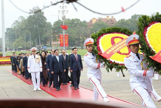 ผู้นำพรรคและรัฐเข้าเคารพศพประธานโฮจิมินห์ในโอกาสฉลองตรุษเต๊ตปีมะโรง 2024 - ảnh 1