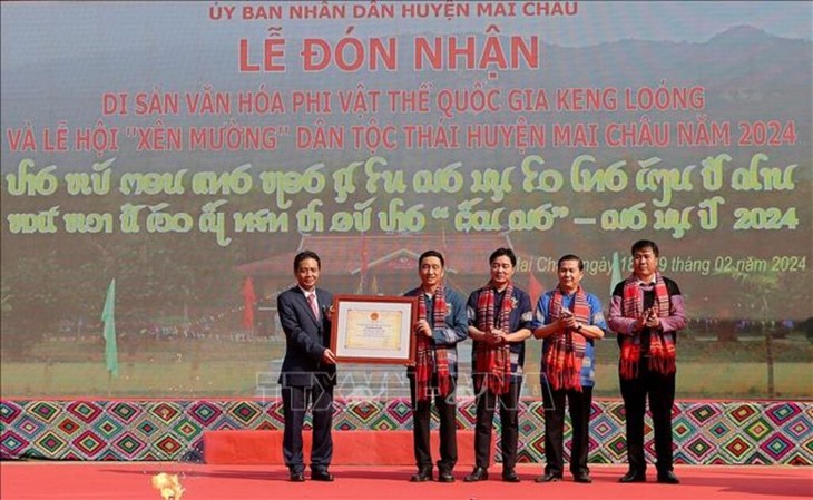 การฟ้อนรำ Keng Loong และเทศกาล Xen Muong ได้รับการรับรองเป็นมรดกทางวัฒนธรรมที่จับต้องไม่ได้แห่งชาติ - ảnh 1