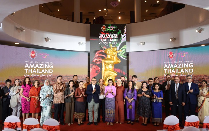 งาน “Amazing Thailand : Your Stories Never End - ยิ่งเข้าใจ ยิ่งรัก” เผยแพร่วัฒนธรรมไทยและบริจาคเงินเพื่อช่วยเหลือผู้ประสบภัยจากพายุยางิ - ảnh 1