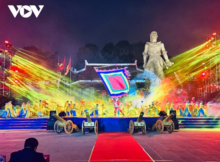 รำลึกครบรอบ 236 ปีชัยชนะหงอกโห่ย-ด๊งดา - ảnh 1