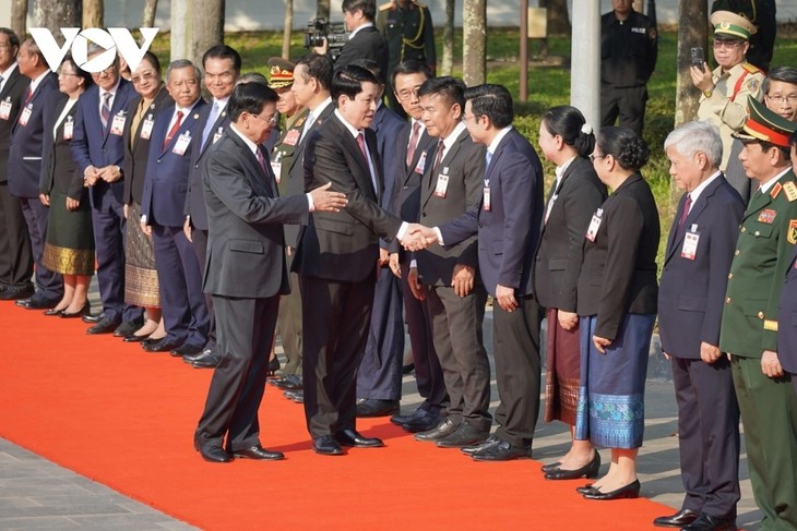 ประธานประเทศ เลืองเกื่อง เดินทางถึงกรุงเวียงจันทน์ เริ่มการเยือนลาวอย่างเป็นทางการ - ảnh 4