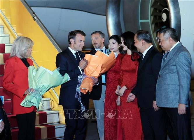 ประธานาธิบดีฝรั่งเศส เอ็มมานูเอล มาครง และภริยาเดินทางถึงกรุงฮานอย เริ่มการเยือนเวียดนามอย่างเป็นทางการ - ảnh 1