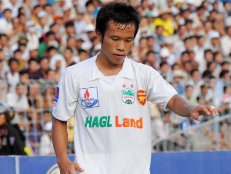 ดัสกร ทองเหลา อดีตนักฟุตบอลชื่อดังของไทยกลับมาเล่นฟุตบอลในการแข่งขัน “Vietnam-Thailand Press Super Cup 2025” ที่เวียดนาม แสดงความรู้สึกเหมือนกลับบ้าน - ảnh 2