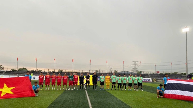 ดัสกร ทองเหลา อดีตนักฟุตบอลชื่อดังของไทยกลับมาเล่นฟุตบอลในการแข่งขัน “Vietnam-Thailand Press Super Cup 2025” ที่เวียดนาม แสดงความรู้สึกเหมือนกลับบ้าน - ảnh 4