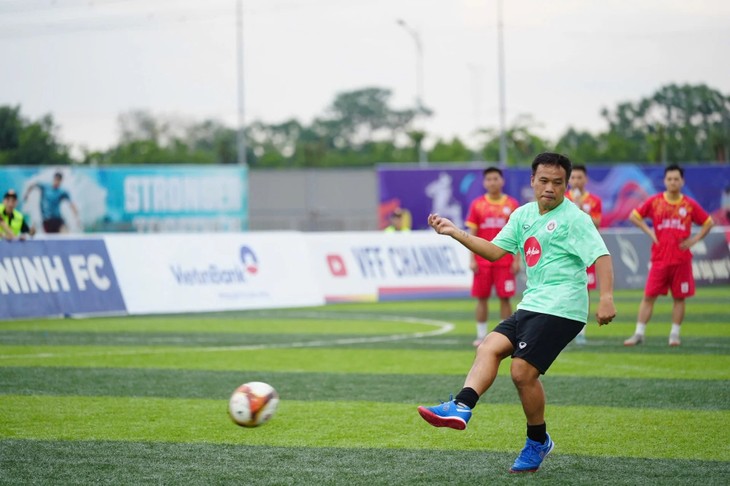 ดัสกร ทองเหลา อดีตนักฟุตบอลชื่อดังของไทยกลับมาเล่นฟุตบอลในการแข่งขัน “Vietnam-Thailand Press Super Cup 2025” ที่เวียดนาม แสดงความรู้สึกเหมือนกลับบ้าน - ảnh 3