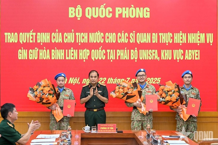 มอบมติของประธานประเทศให้แก่เจ้าหน้าที่ทหารที่ปฏิบัติภารกิจรักษาสันติภาพที่อาบเย  3 นาย - ảnh 1