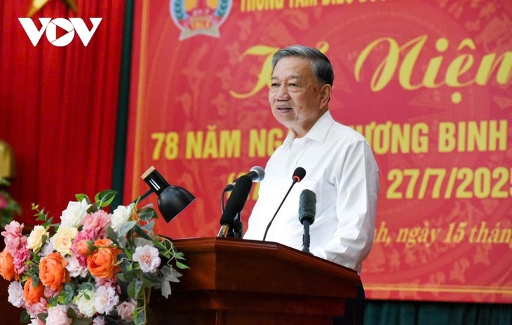 เลขาธิการใหญ่พรรค  โตเลิม ระบุว่า “การแสดงความสำนึกในบุญคุณต่อผู้ที่บำเพ็ญประโยชน์ต่อชาติบ้านเมืองคือธรรมเนียมปฏิบัติของประชาชาติ” - ảnh 1