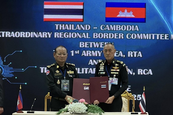 กองทัพไทยและกัมพูชายืนยันอีกครั้งถึงการหยุดยิงและส่งเสริมความร่วมมือ - ảnh 1
