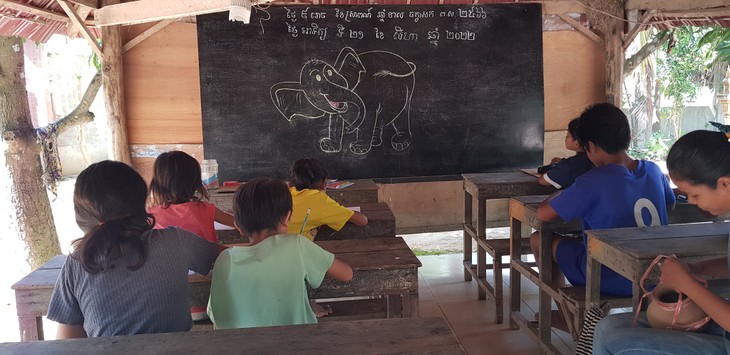 นาย Prom Vichet กับเส้นทางจุดประกายความหลงไหลในศิลปะให้กับเยาวชนกัมพูชา - ảnh 2