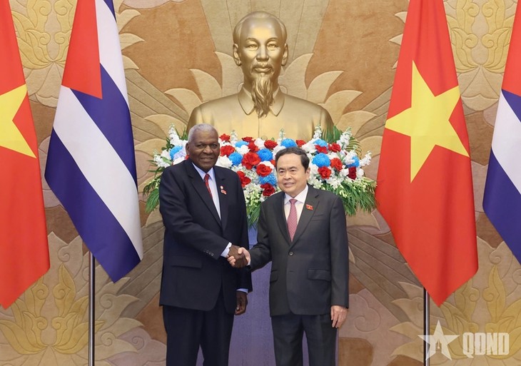 ประธานสภาแห่งชาติ เจิ่นแทงเหมิน ให้การต้อนรับและเจรจากับประธานรัฐสภาคิวบา - ảnh 1