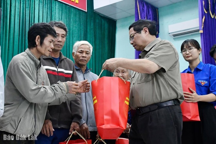 นายกรัฐมนตรี ฝ่ามมิงชิ้ง เยี่ยมให้กำลังใจผู้ประสบภัยน้ำท่วม - ảnh 1