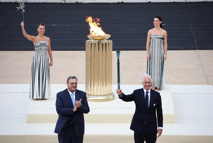 คบเพลิงโอลิมปิกฤดูหนาว มิลาน-กอร์ตินา 2026 มุ่งหน้าสู่อิตาลี - ảnh 1