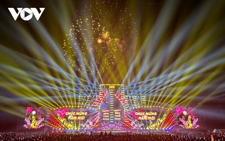 ชาวเวียดนามทั่วประเทศต้อนรับปีใหม่ 2026 - ảnh 2