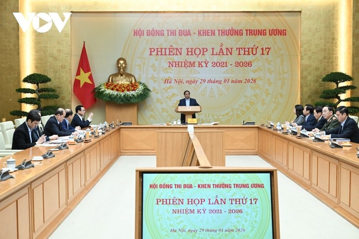 นายกรัฐมนตรี ฝ่ามมิงชิ้ง เป็นประธานการประชุมสภาแข่งขันและชมเชยส่วนกลางครั้งที่ 17 - ảnh 1