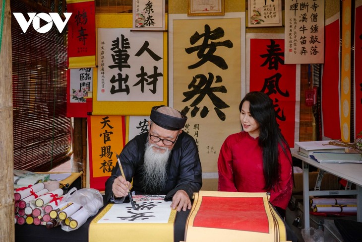 การขอตัวอักษรเพื่อความเป็นศิริมงคลในช่วงวันขึ้นปีใหม่ – ประเพณีทางวัฒนธรรมที่สวยงาม - ảnh 1