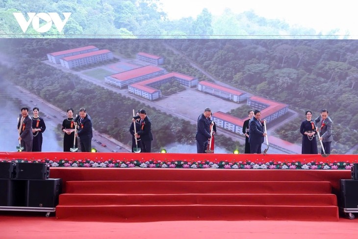 เลขาธิการใหญ่พรรค โตเลิม กล่าวว่า “โรงเรียนในพื้นที่ชายแดนเป็นสถานที่ที่ประชาชนในเขตชายแดนฝากความหวังและความฝันไว้” - ảnh 2