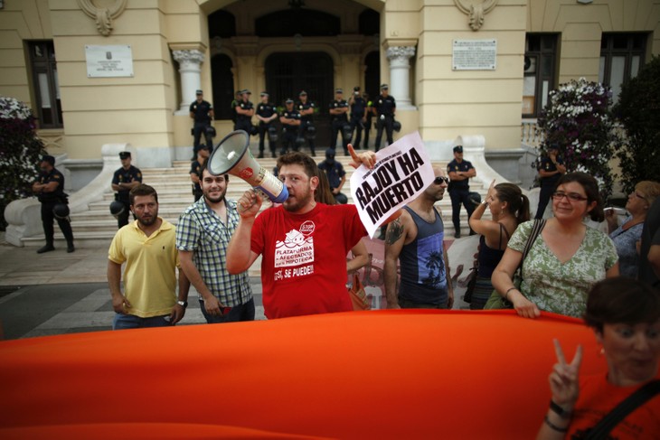 Spanish protesters demand Prime Minister resign - ảnh 1