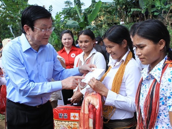 President Truong Tan Sang presents gifts to Quang Nam residents - ảnh 1