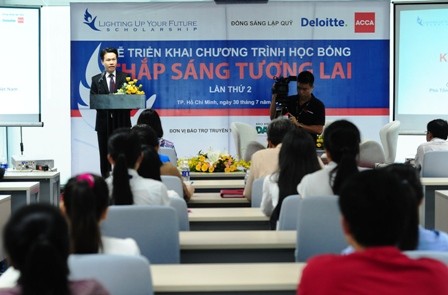 Scholarships awarded to disadvantaged students  - ảnh 1