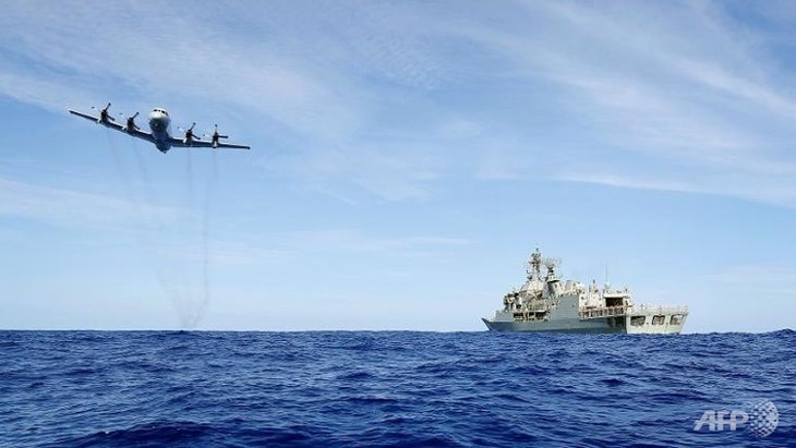 Bad weather hinders search for missing Malaysian plane - ảnh 1