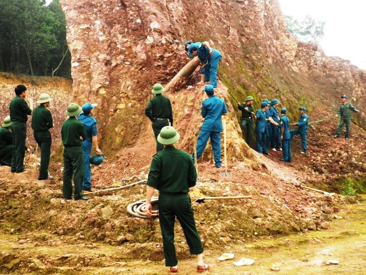 Vietnam joins efforts in land mine clearance  - ảnh 1