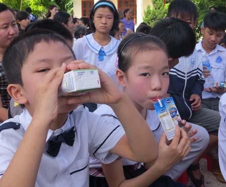 Vinamilk offers poor children free milk - ảnh 1