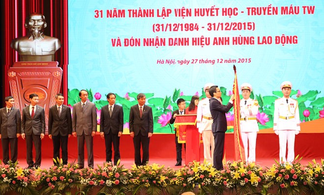 National Institute of Hematology and Blood Transfusion receives Labour Hero title - ảnh 1