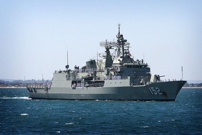 Australian naval ship visits Cam Ranh port - ảnh 1