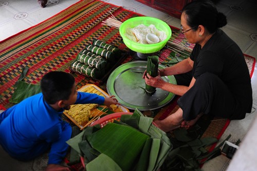 Foreigners celebrate Vietnam’s traditional Lunar New Year festival - ảnh 4