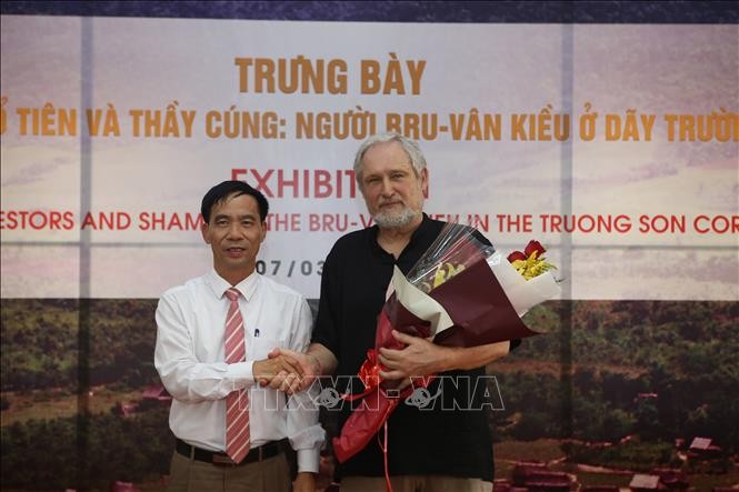 Photo exhibit highlights ethnic culture of Bru-Van Kieu group  - ảnh 2