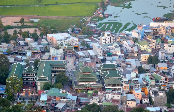 Pilgrims flock to Sam Mountain National Tourism Area  - ảnh 2