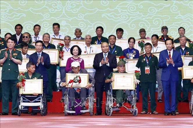 Prime Minister honors severely injured war veterans  - ảnh 1